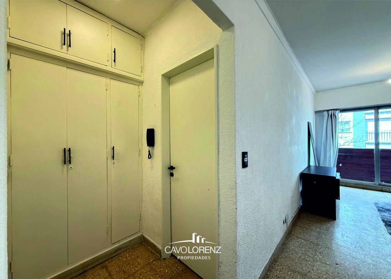 Corrientes 1781 - 3 ambientes a la calle con balcon saliente todo externo