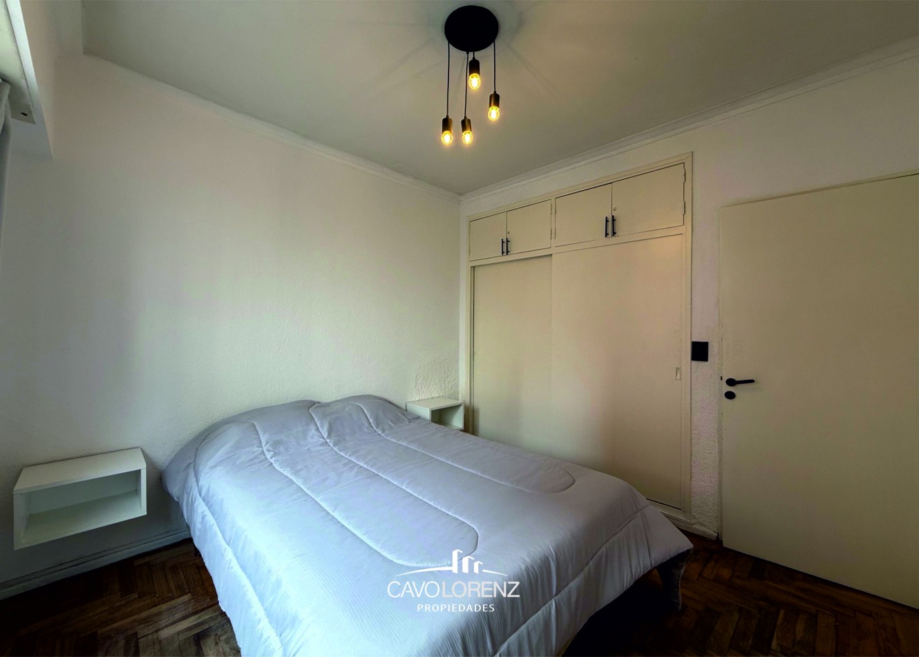 Corrientes 1781 - 3 ambientes a la calle con balcon saliente todo externo