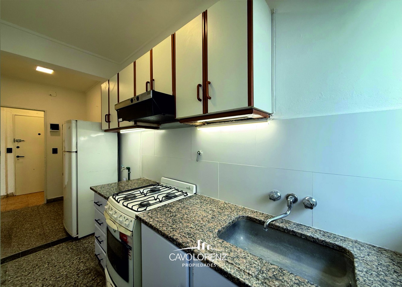 Corrientes 1781 - 3 ambientes a la calle con balcon saliente todo externo