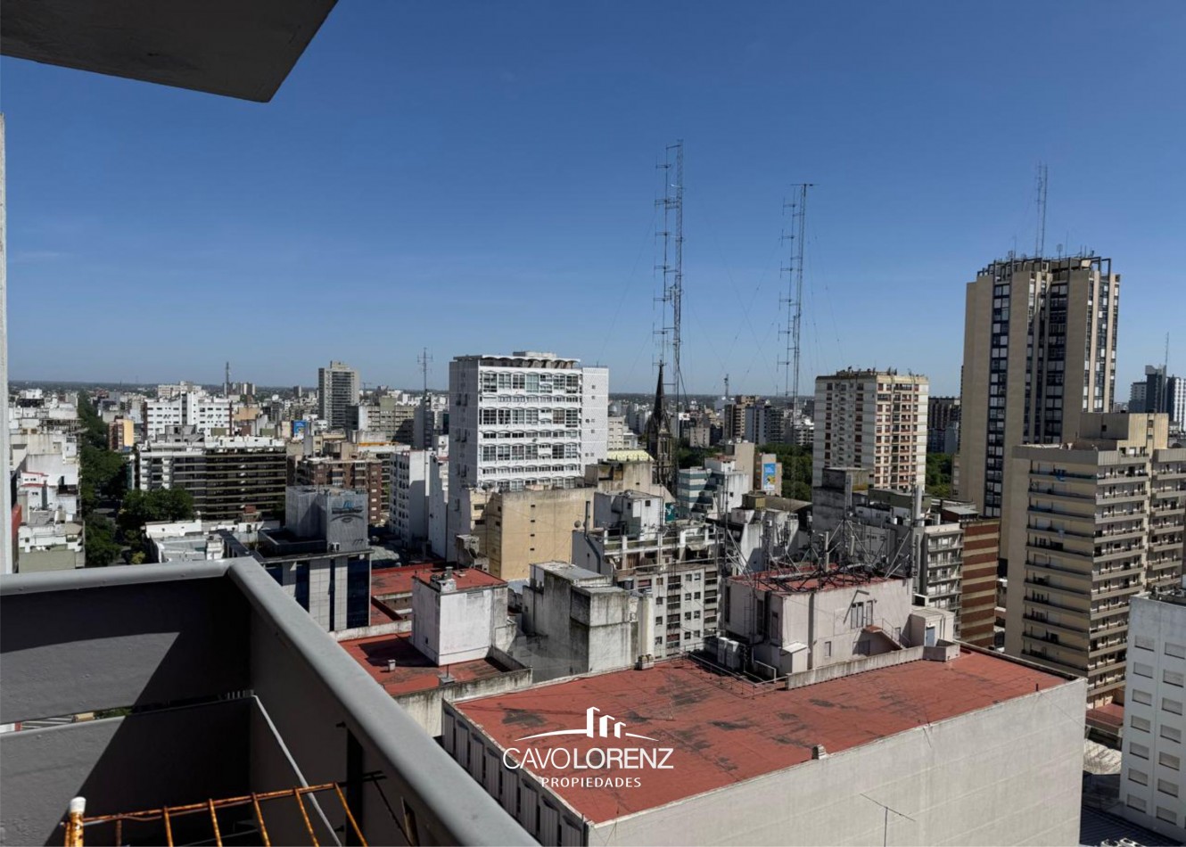 Stgo del Estero  1921 - Departamento de tres ambientes externo, con balcon, cochera y baulera
