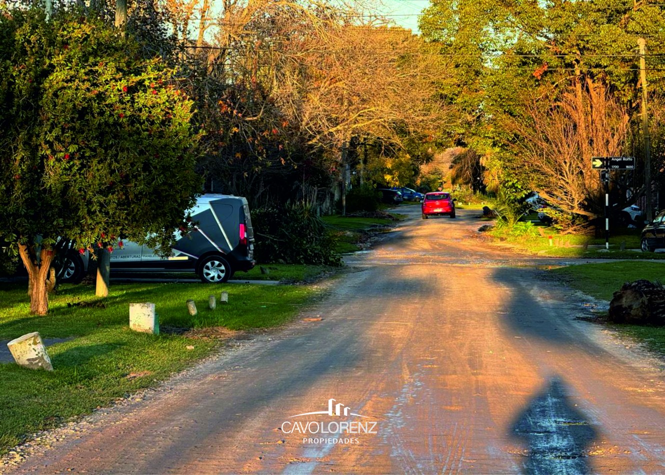 Sagastizabal 5769- Hermoso lote parquizado con pequeña construccion 