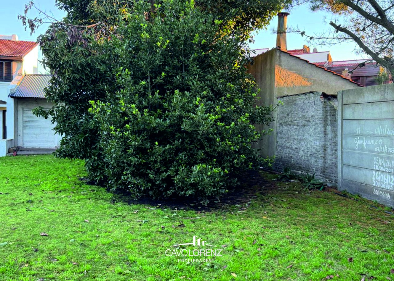 Sagastizabal 5769- Hermoso lote parquizado con pequeña construccion 