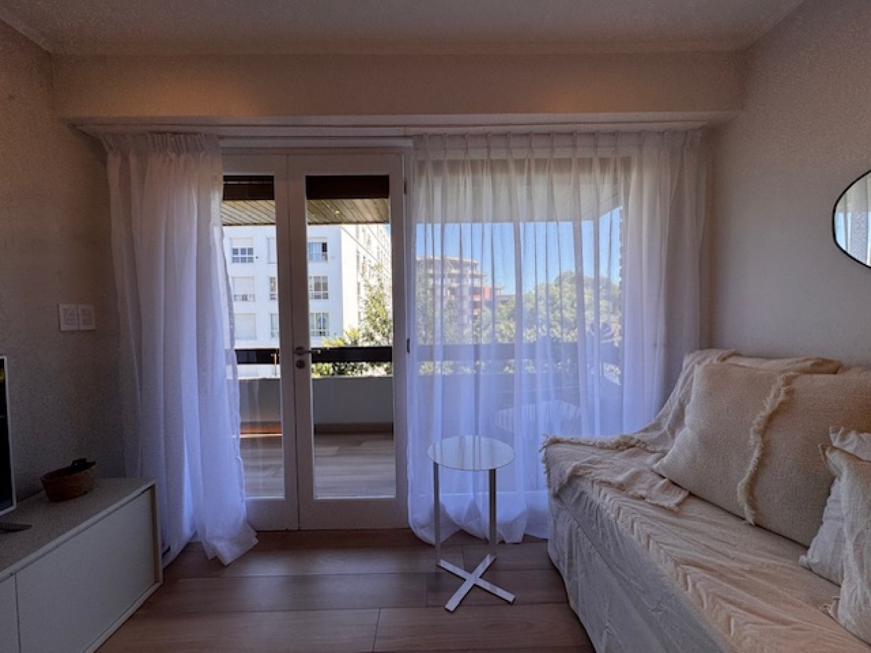 Playa Grande -Saavedra 279 - Alquiler temporario-Exclusivo Dpto 2 Amb.c/Cochera y balcon  a la calle  - SOLO P/ADULTOS