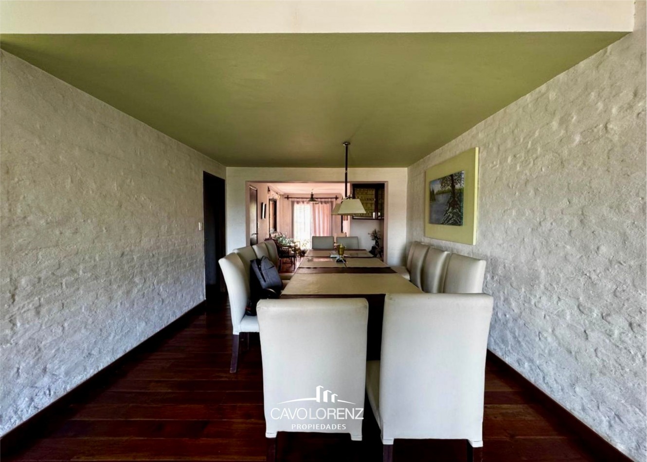 Excelente chalet 5 ambientes, con garaje, jardin y piscina