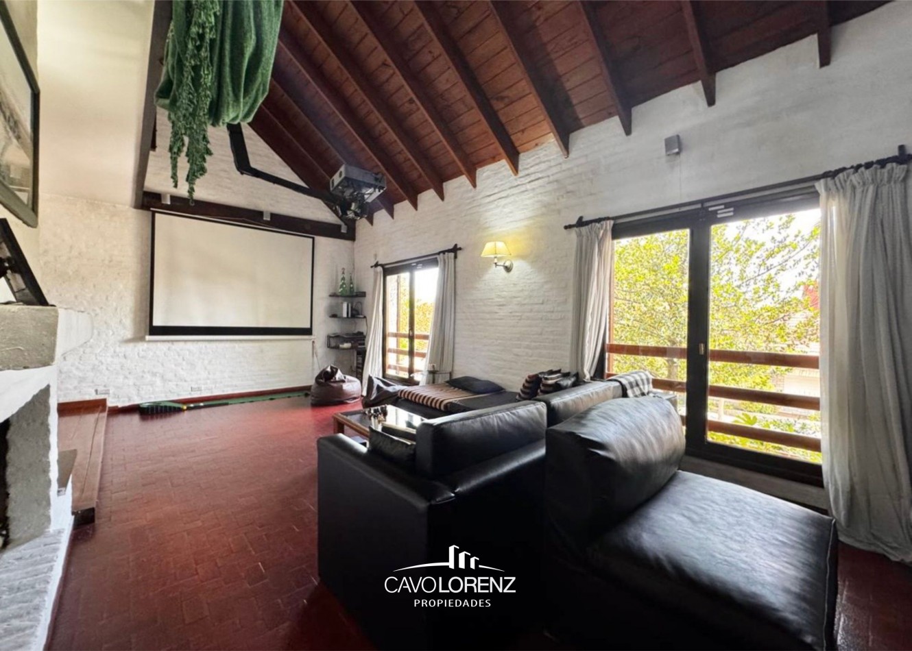 Excelente chalet 5 ambientes, con garaje, jardin y piscina