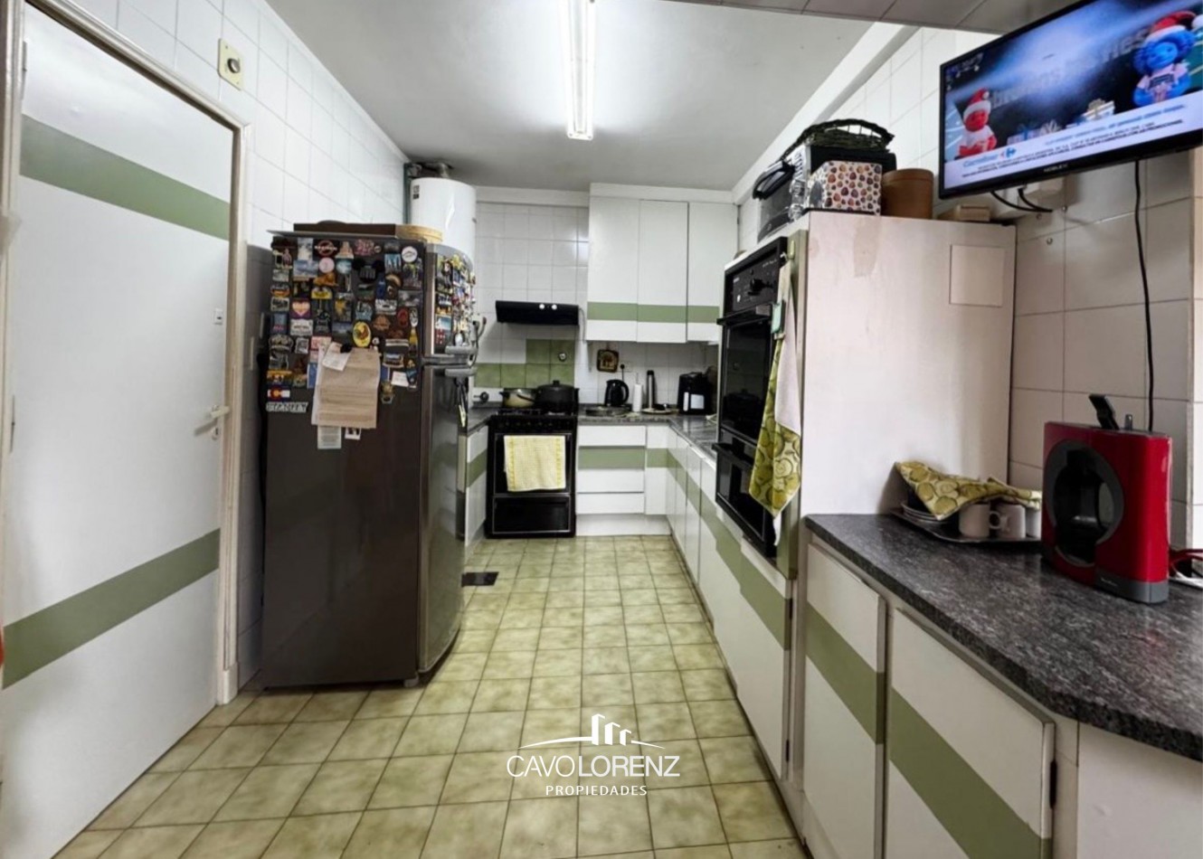 Excelente chalet 5 ambientes, con garaje, jardin y piscina