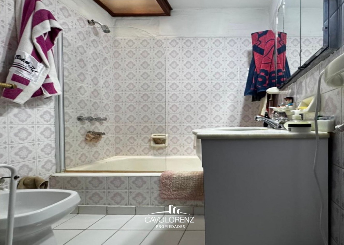 Excelente chalet 5 ambientes, con garaje, jardin y piscina