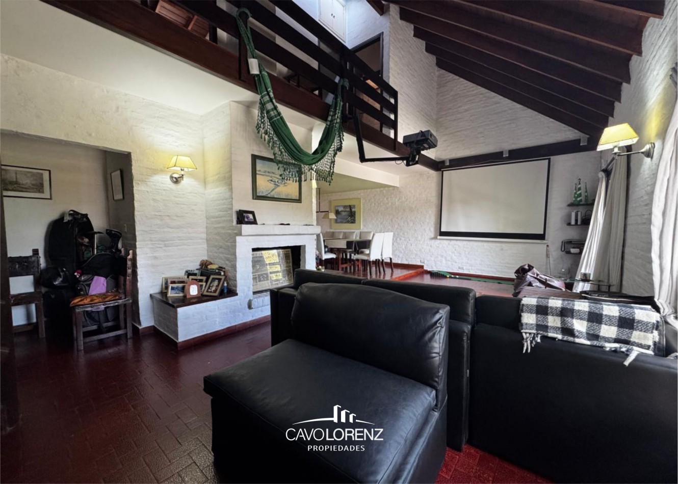 Excelente chalet 5 ambientes, con garaje, jardin y piscina