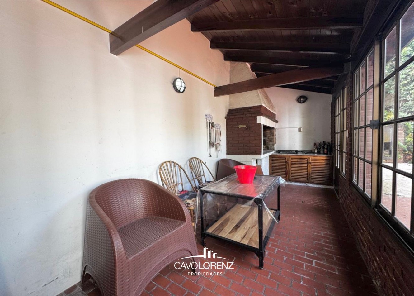 Excelente chalet 5 ambientes, con garaje, jardin y piscina