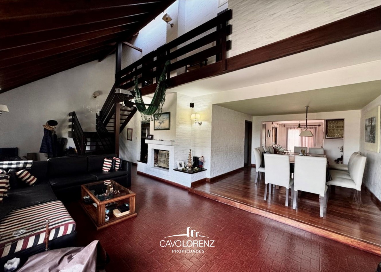 Excelente chalet 5 ambientes, con garaje, jardin y piscina