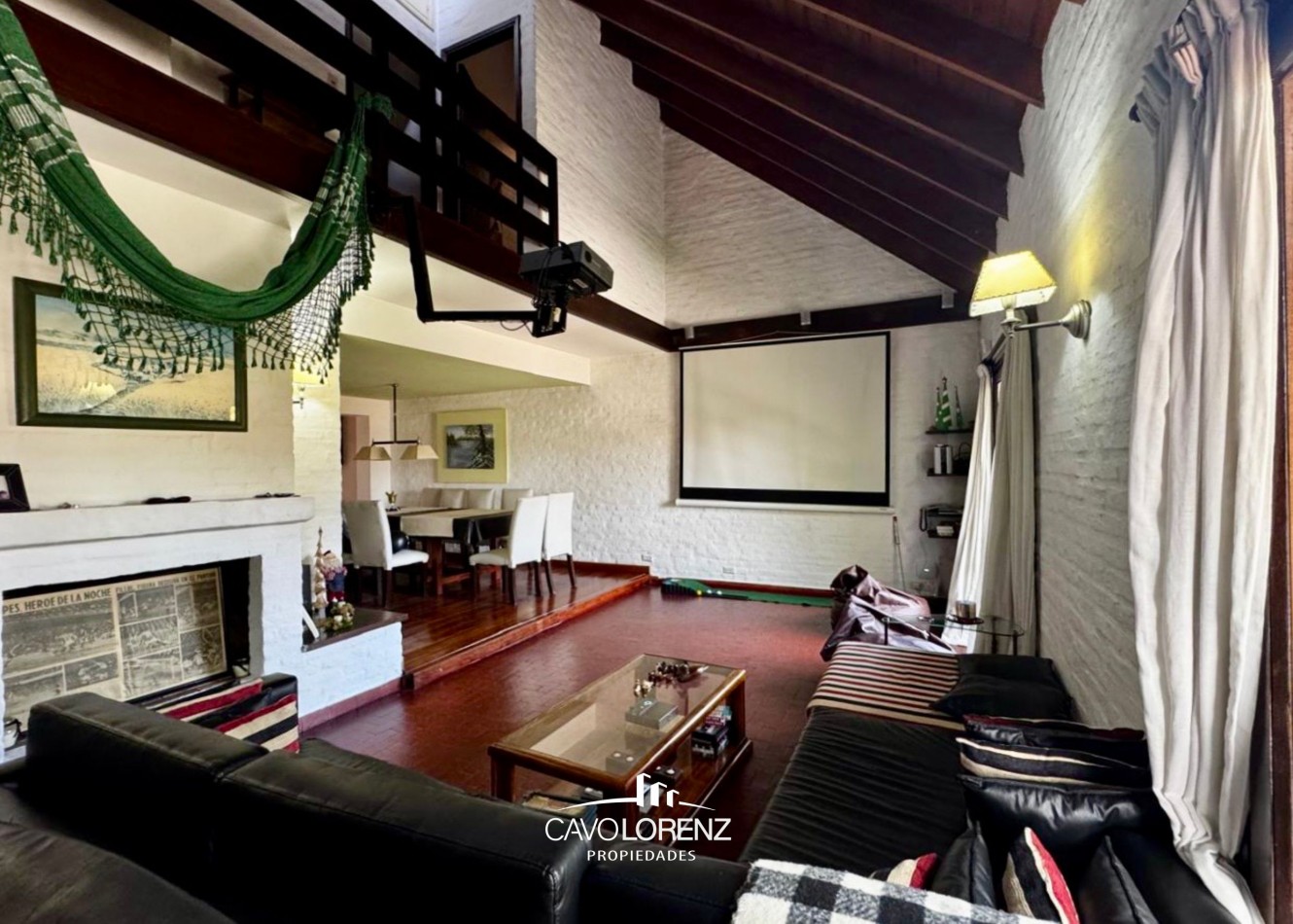 Excelente chalet 5 ambientes, con garaje, jardin y piscina