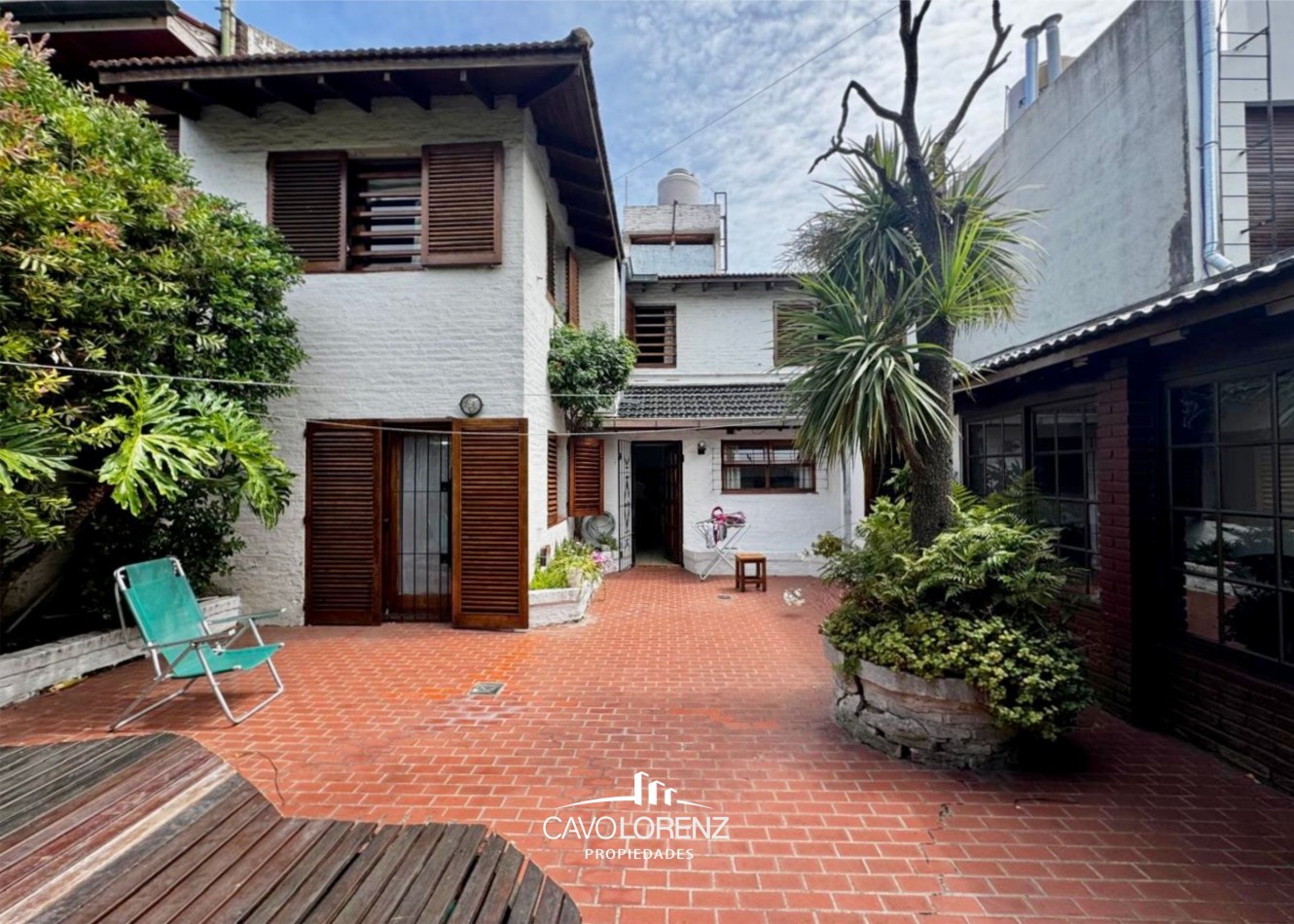 Excelente chalet 5 ambientes, con garaje, jardin y piscina