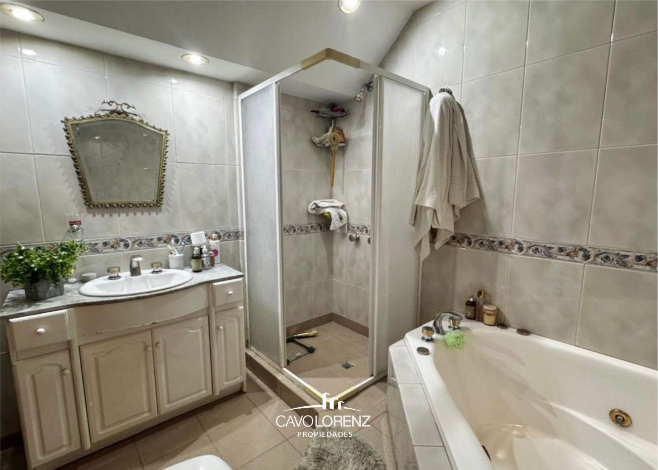 Excelente chalet 5 ambientes, con garaje, jardin y piscina