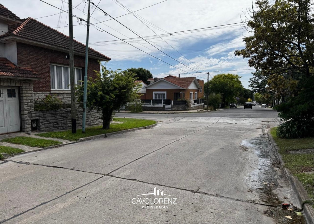 Excelente chalet 5 ambientes, con garaje, jardin y piscina