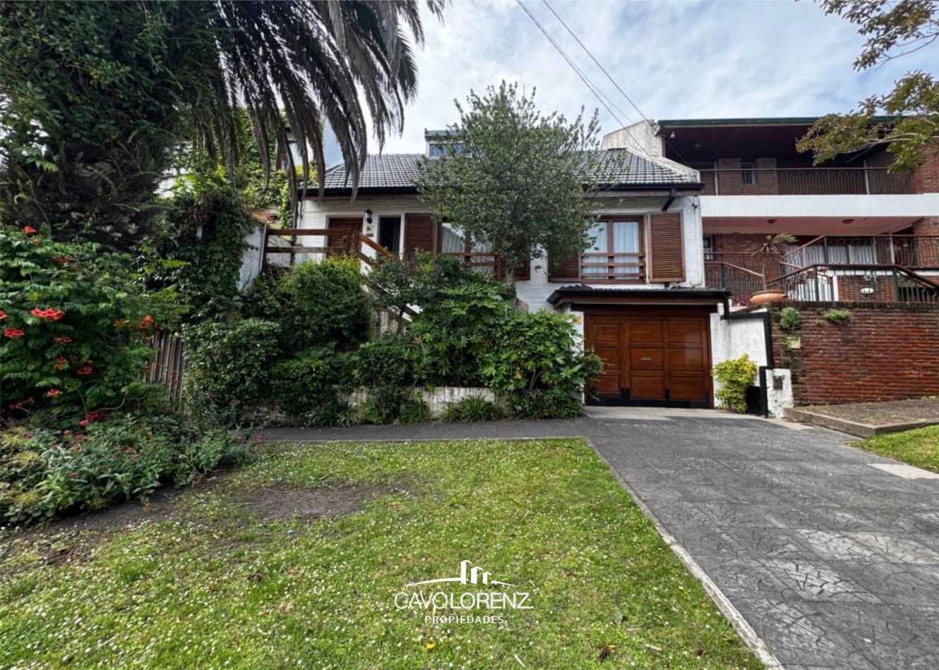 Excelente chalet 5 ambientes, con garaje, jardin y piscina