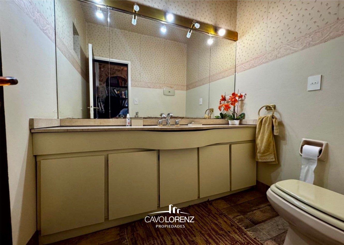 Excelente chalet 5 ambientes, con garaje, jardin y piscina