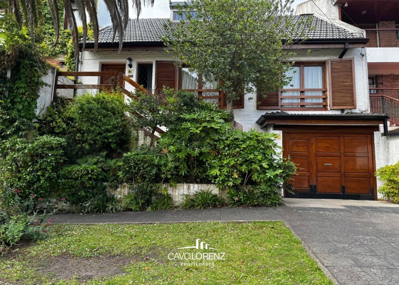 Excelente chalet 5 ambientes, con garaje, jardin y piscina