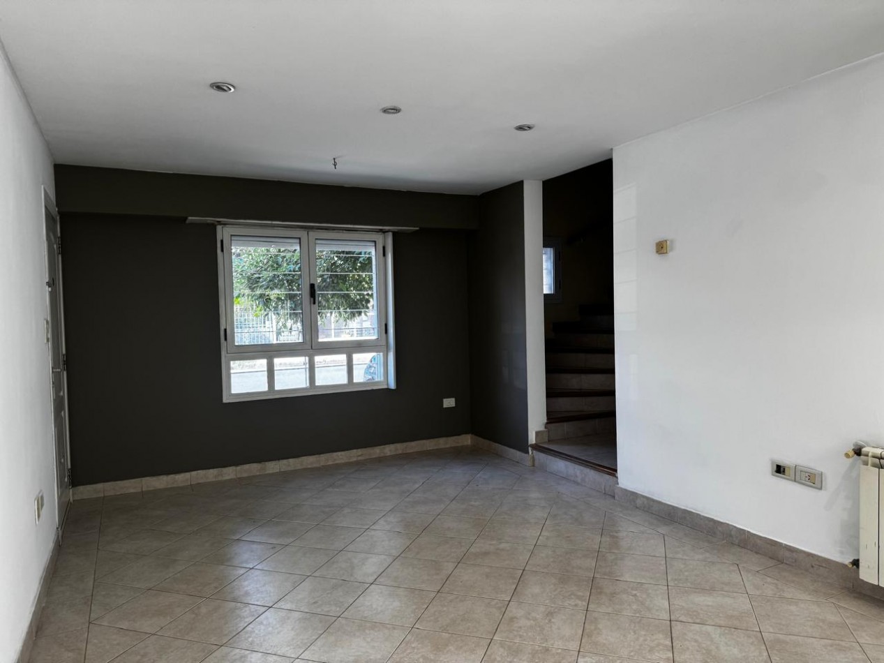 Alquiler - Alvarado 1983 - Alquiler de chalet de 3 ambientes con garaje para 2 dos autos y parrilla