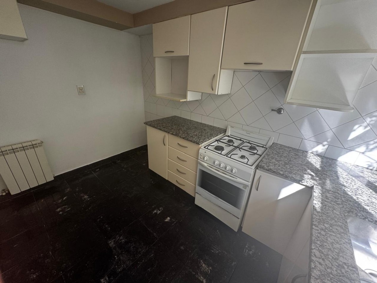 Alquiler - Alvarado 1983 - Alquiler de chalet de 3 ambientes con garaje para 2 dos autos y parrilla