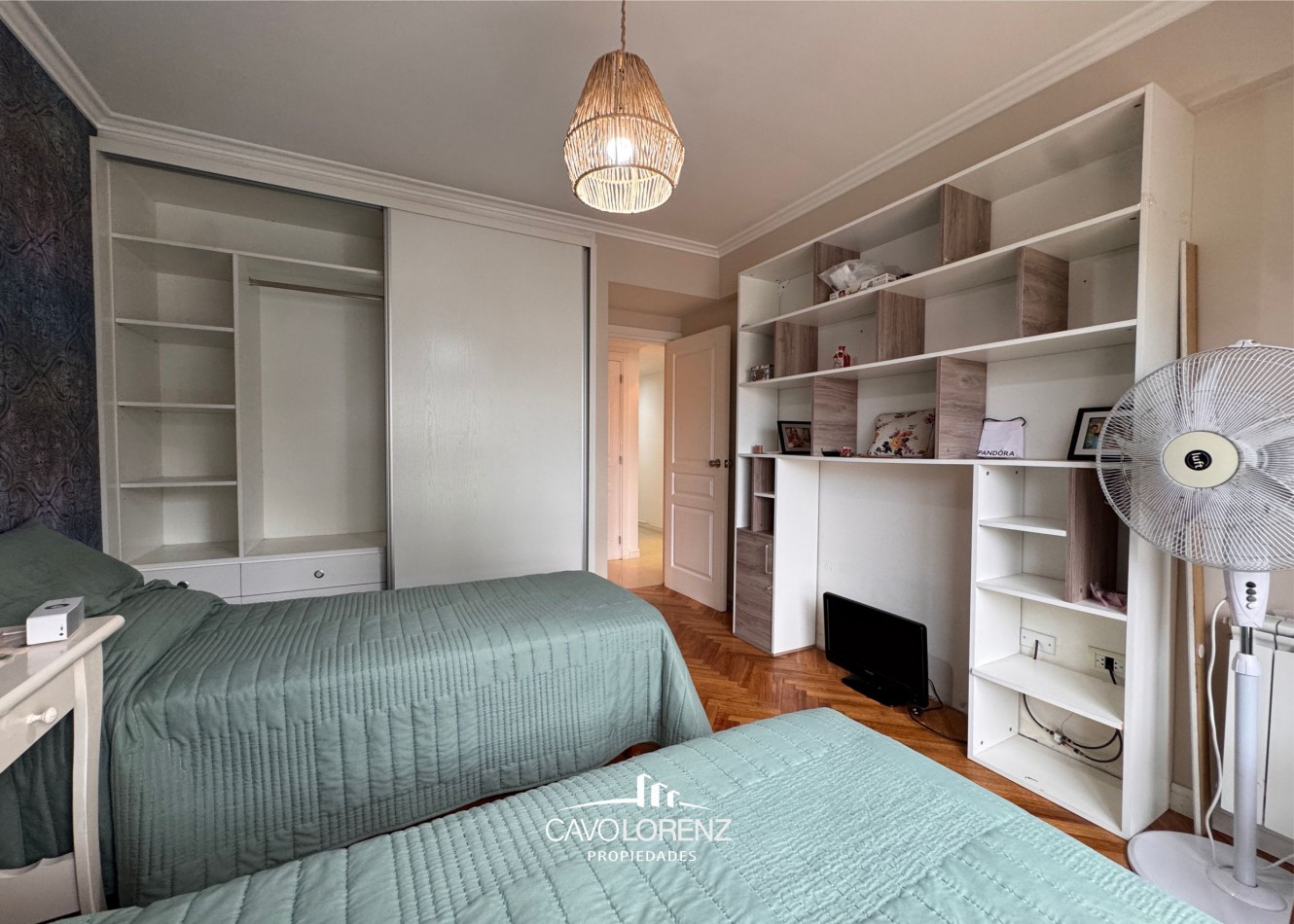 Gascon 651 - Magnifico tres ambientes con cochera descubierta y baulera