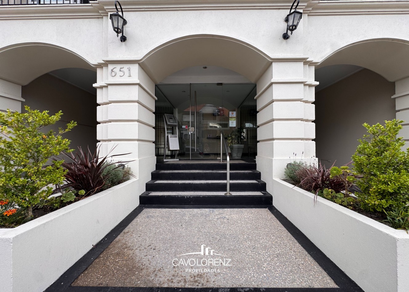 Gascon 651 - Magnifico tres ambientes con cochera descubierta y baulera