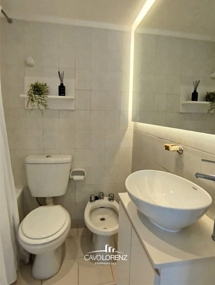 Corrientes 2341. 8°B - Departamento dos ambientes al frente con cochera - TODO RECICLADO