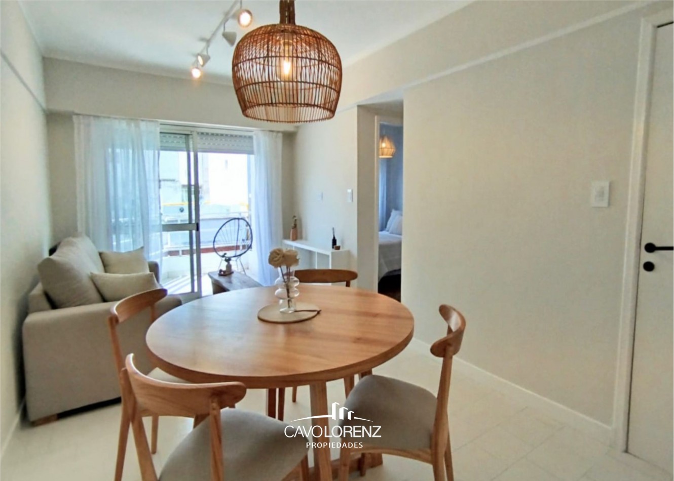 Corrientes 2341. 8°B - Departamento dos ambientes al frente con cochera - TODO RECICLADO