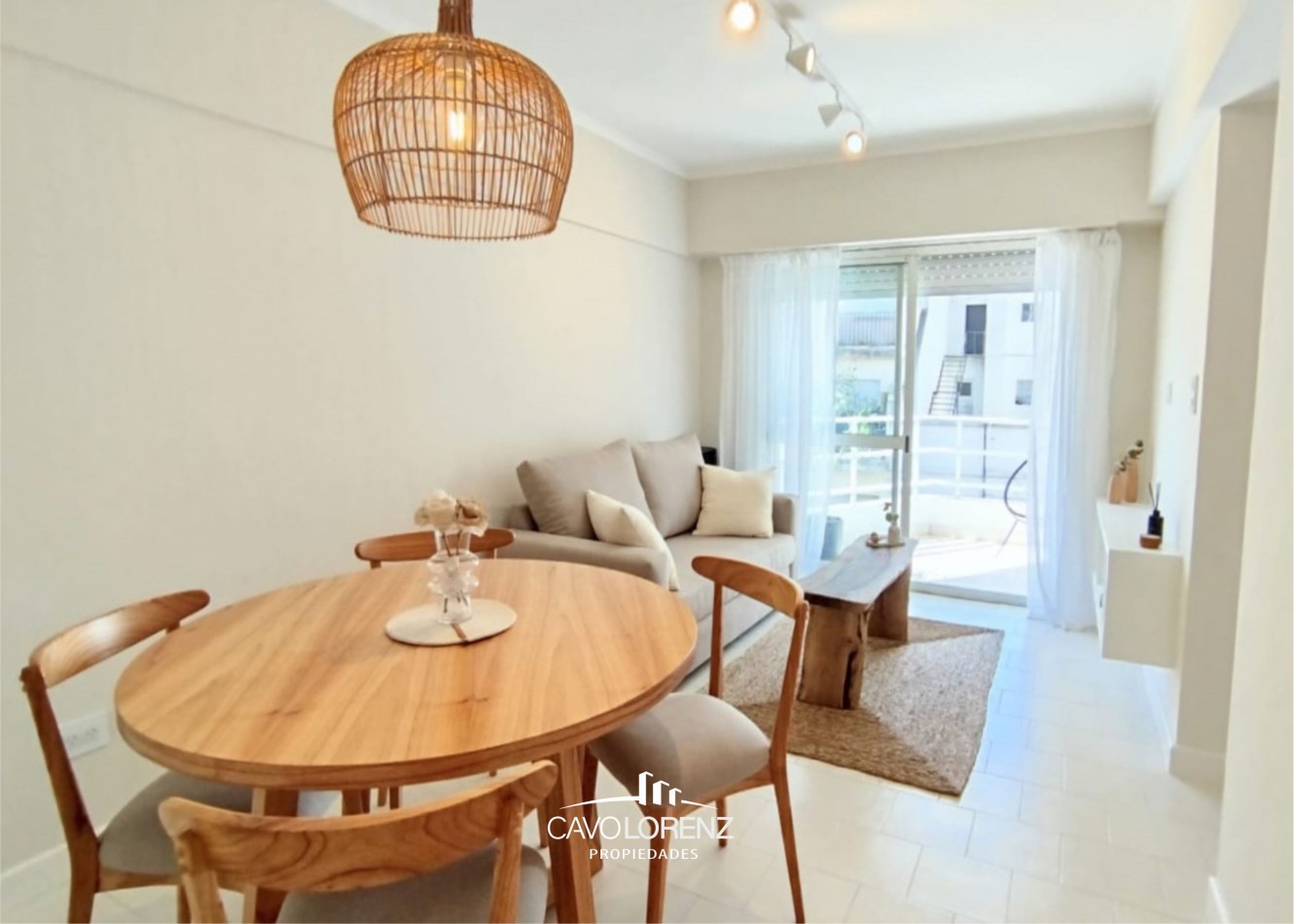 Corrientes 2341. 8°B - Departamento dos ambientes al frente con cochera - TODO RECICLADO