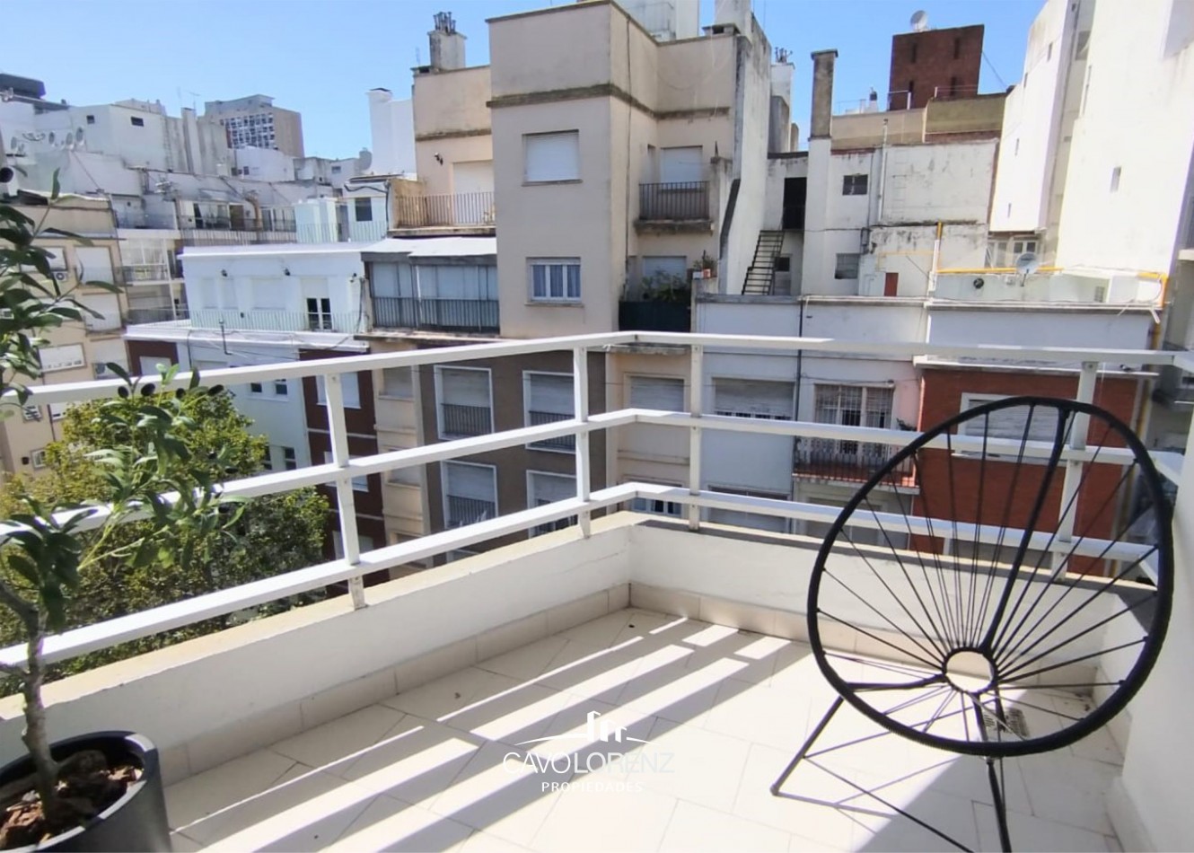 Corrientes 2341. 8°B - Departamento dos ambientes al frente con cochera - TODO RECICLADO