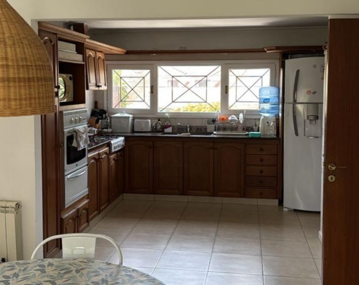 Alquiler - Viamonte 3431 - Excelente chalet de 4 ambientes con parque y garaje p/2 autos