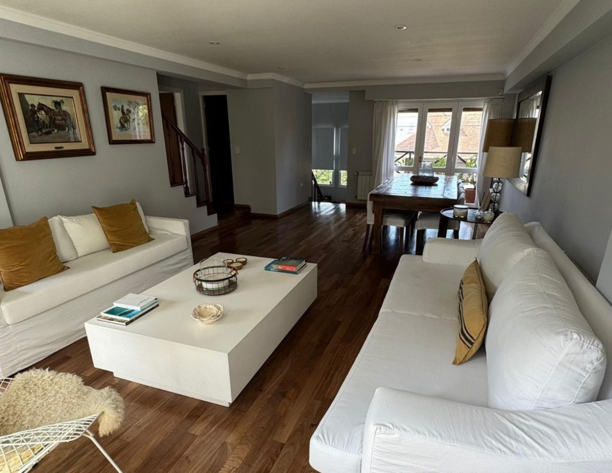 Alquiler - Viamonte 3431 - Excelente chalet de 4 ambientes con parque y garaje p/2 autos