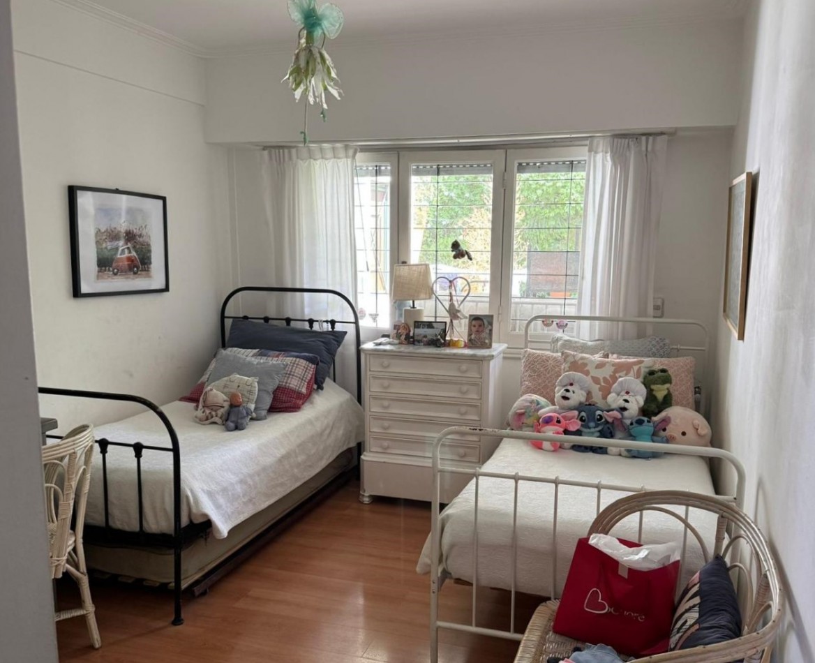 Alquiler - Viamonte 3431 - Excelente chalet de 4 ambientes con parque y garaje p/2 autos