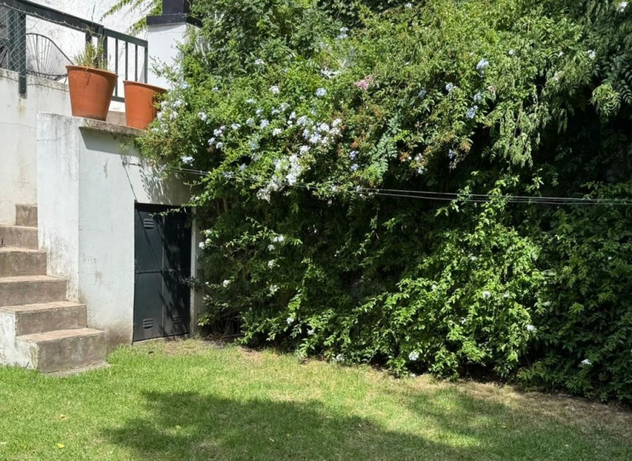 Alquiler - Viamonte 3431 - Excelente chalet de 4 ambientes con parque y garaje p/2 autos