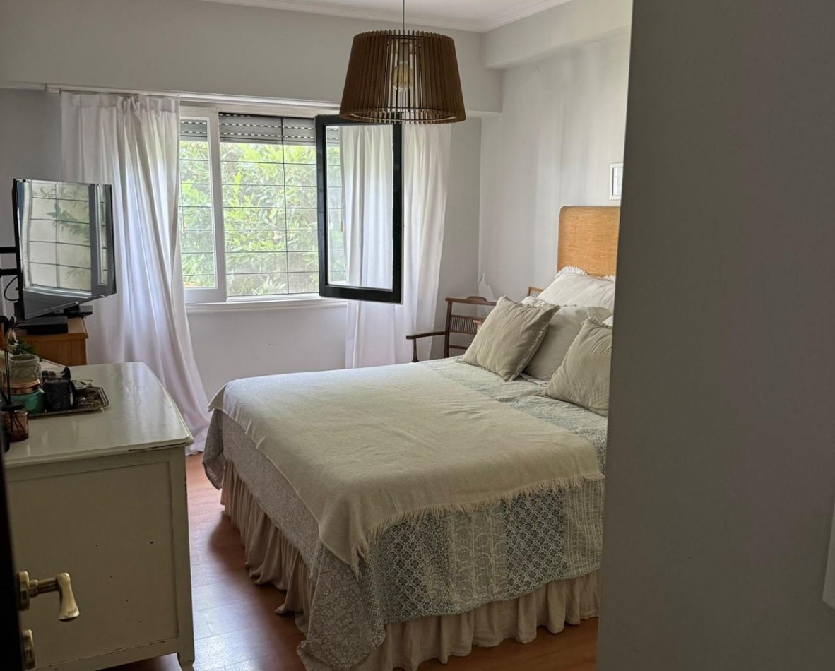 Alquiler - Viamonte 3431 - Excelente chalet de 4 ambientes con parque y garaje p/2 autos