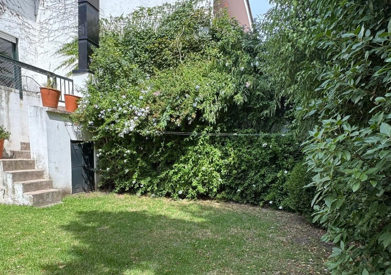 Alquiler - Viamonte 3431 - Excelente chalet de 4 ambientes con parque y garaje p/2 autos