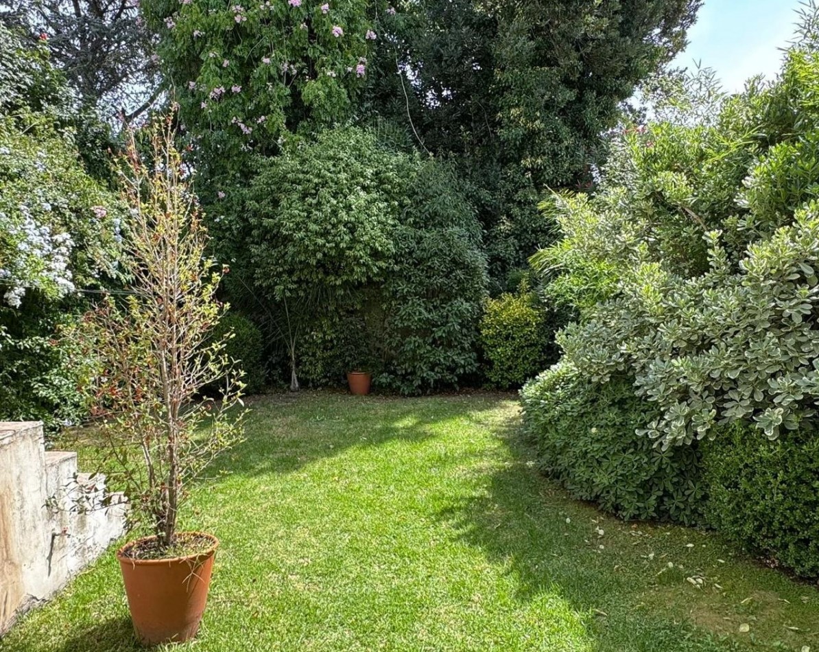 Alquiler - Viamonte 3431 - Excelente chalet de 4 ambientes con parque y garaje p/2 autos