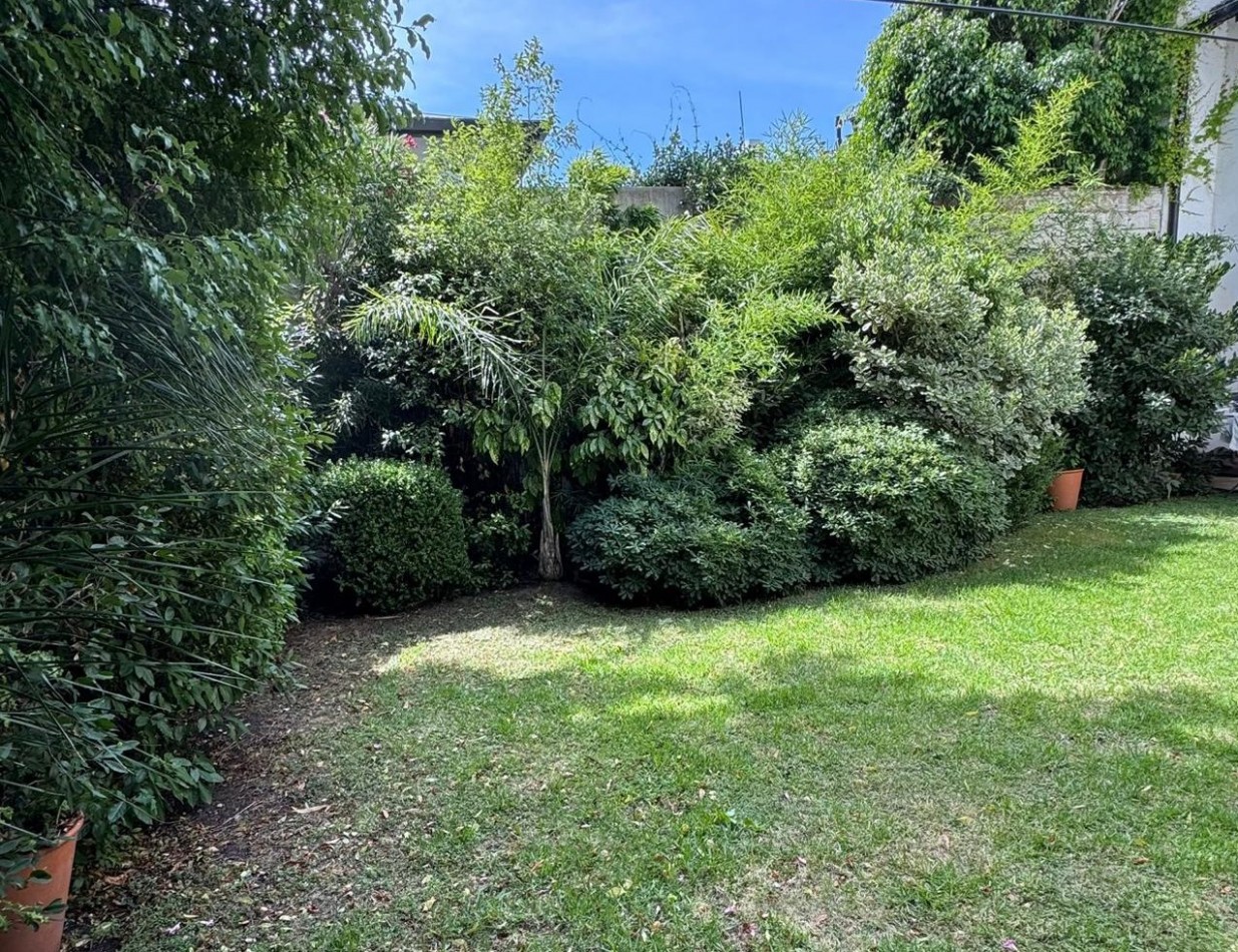 Alquiler - Viamonte 3431 - Excelente chalet de 4 ambientes con parque y garaje p/2 autos