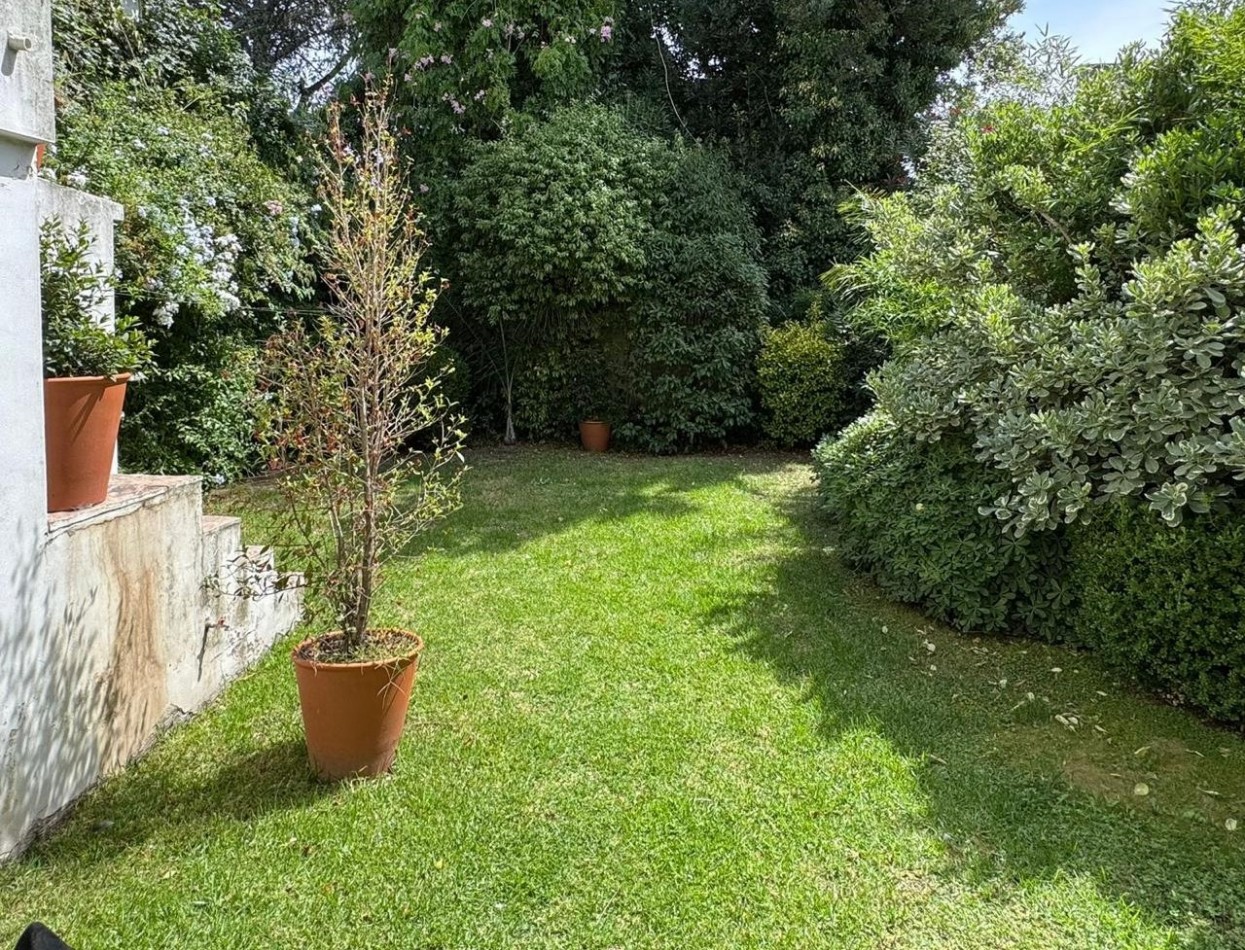 Alquiler - Viamonte 3431 - Excelente chalet de 4 ambientes con parque y garaje p/2 autos