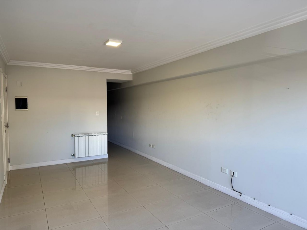 Alquiler - Hipolito Yrigoyen 2861 - Edif. Delfi VI - Departamento 2 ambientes a la calle con cochera