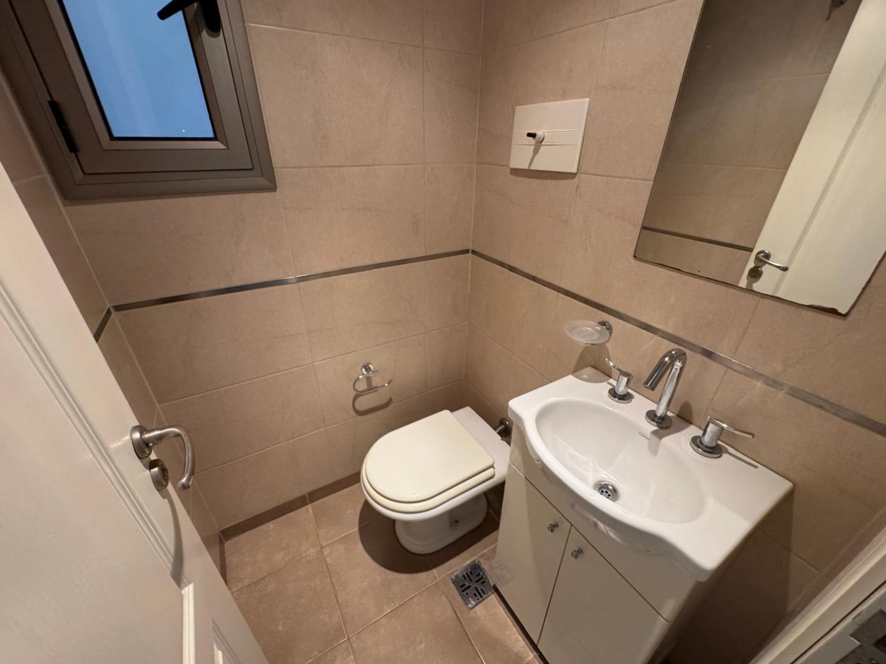 Alquiler - Hipolito Yrigoyen 2861 - Edif. Delfi VI - Departamento 2 ambientes a la calle con cochera