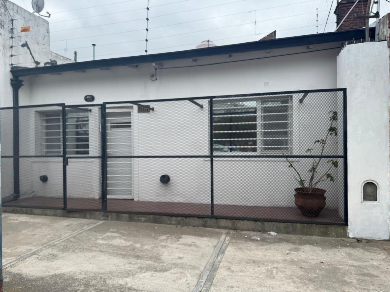 Alquiler - Victoriano Montes 2584 - Vivienda de 3 ambientes con patio en muy buen estado