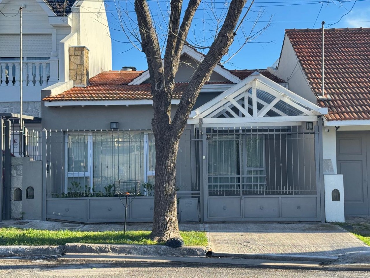 Alquiler - Alvarado 980 - Chalet 3 amb. con entrada de auto - reciclado! Vivienda o profesional