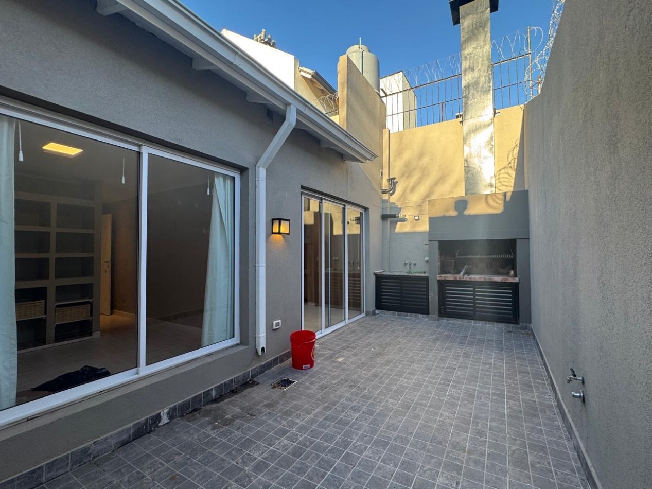 Alquiler - Alvarado 980 - Chalet 3 amb. con entrada de auto - reciclado! Vivienda o profesional