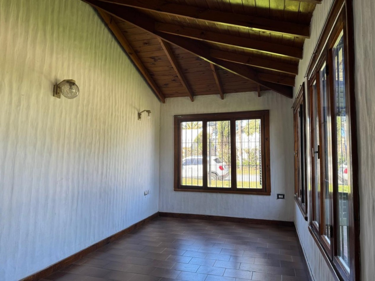 Alquiler - Benito Lynch 1609 - Hermoso PH de 2 amb. en esquina con garaje y patio
