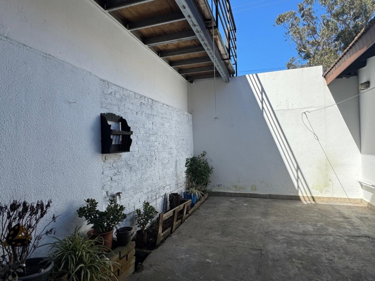 Alquiler - Benito Lynch 1609 - Hermoso PH de 2 amb. en esquina con garaje y patio