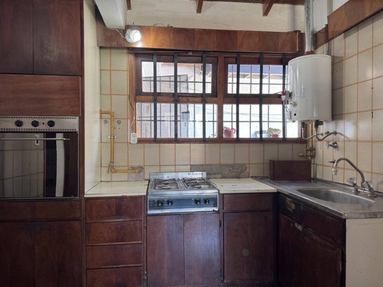 Alquiler - Benito Lynch 1609 - Hermoso PH de 2 amb. en esquina con garaje y patio