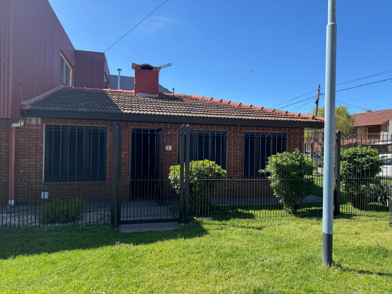 Alquiler - Benito Lynch 1609 - Hermoso PH de 2 amb. en esquina con garaje y patio