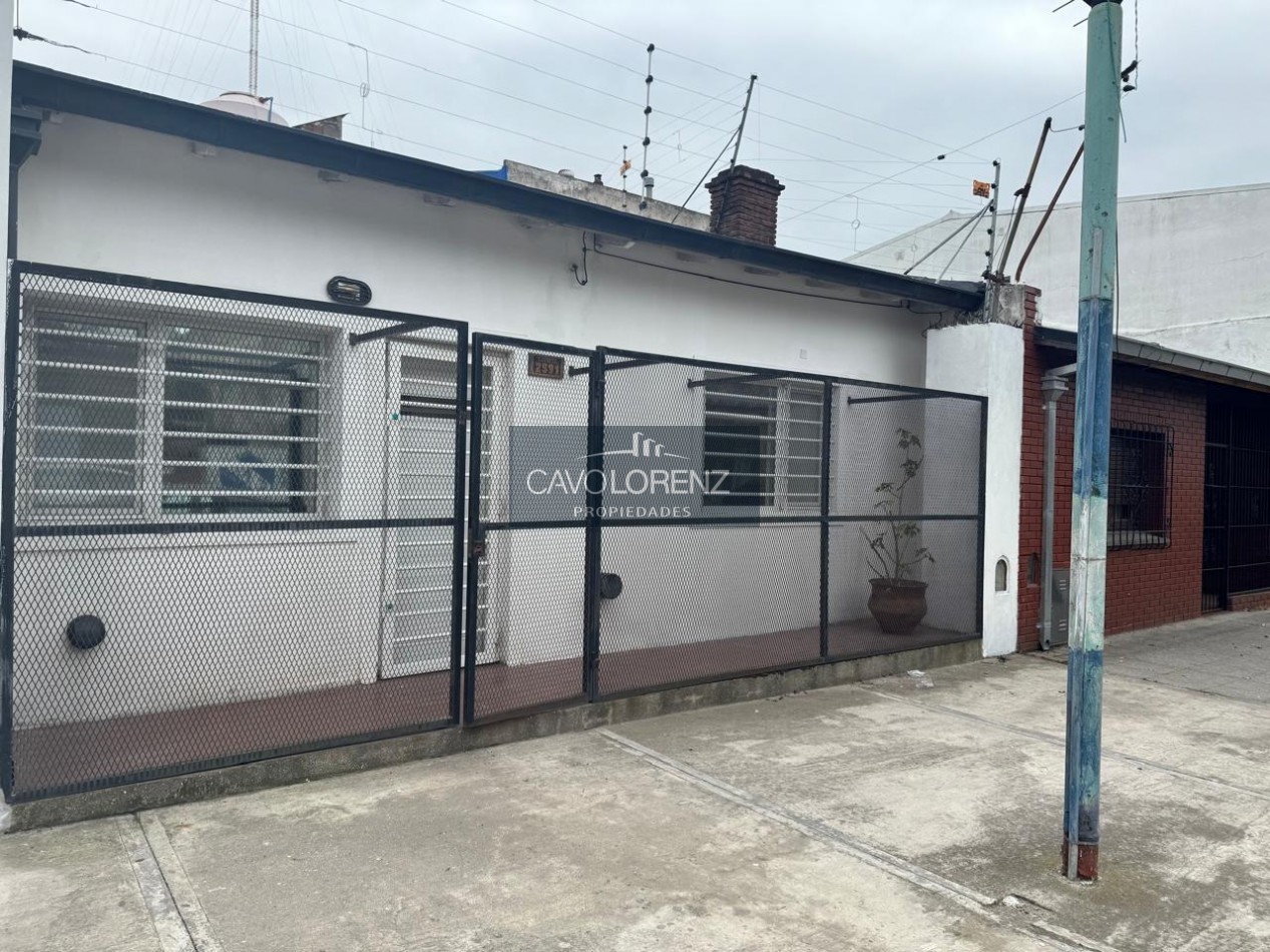 Alquiler -Victoriano montes 2584-  Local comercial mas vivienda de tres ambientes