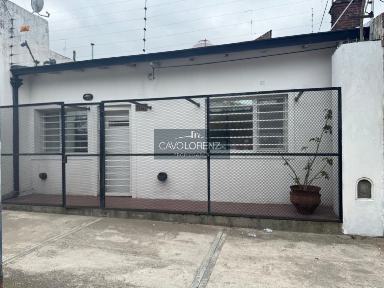 Alquiler -Victoriano montes 2584-  Local comercial mas vivienda de tres ambientes