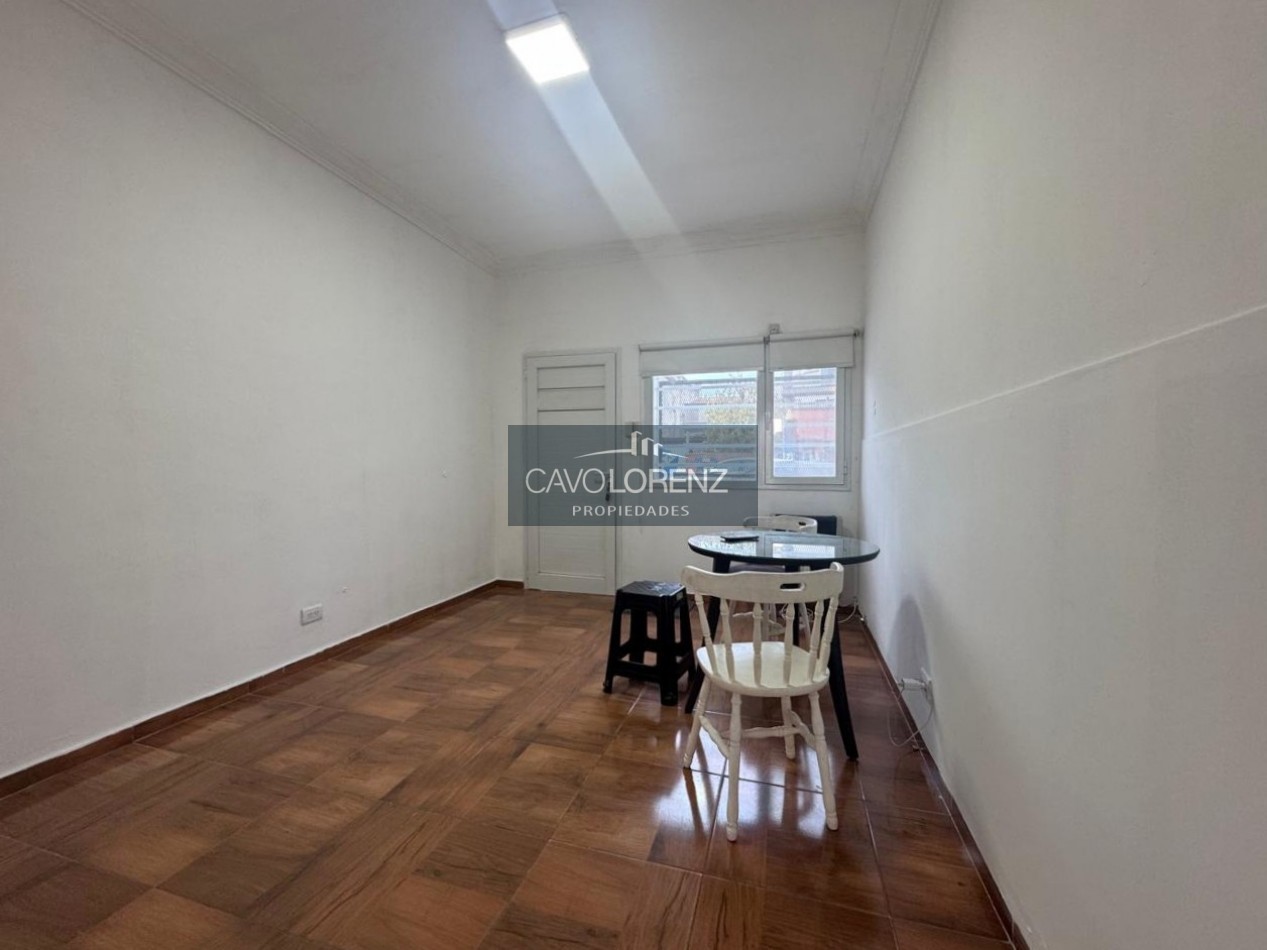Alquiler -Victoriano montes 2584-  Local comercial mas vivienda de tres ambientes